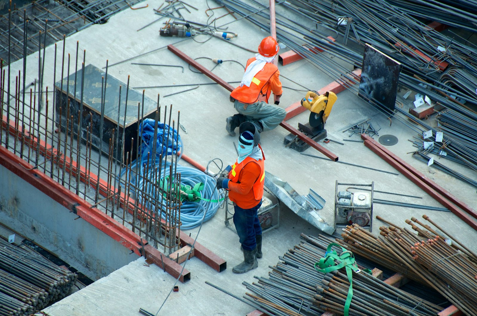 Ouvriers sur un chantier de bâtiment en cours de coffrage